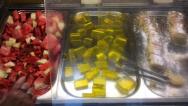 Dezert - tentokrát žluté želé, přezrálý meloun (jediné ovoce za celý týden) .