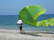 Trosečník se vrací na údajně vyhrazenou pláž pro kitesurfery.