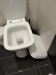 ....a taky WC ve čtyř hvezdičkovem hotelu 